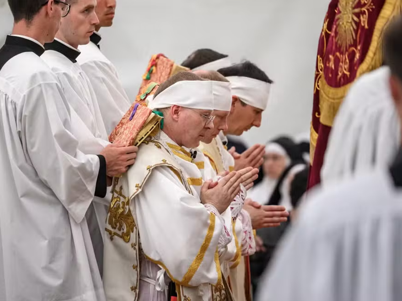 Vaticano rompe com grupo ultraconservador e excomunga bispos após desafio ao papa Leão XIV