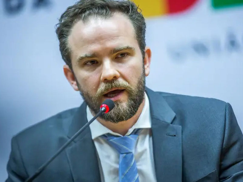 Ministro da Fazenda defende regras mais rígidas para apostas e compara bets ao cigarro