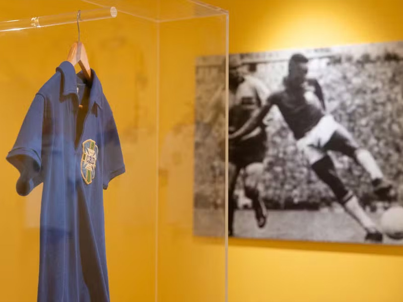 Camisa usada por Pelé na final da Copa de 1958 é leiloada por R$ 25 milhões