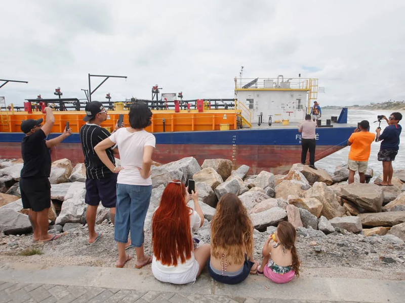 Balsa encalhada vira atração turística na Praia do Icaraí, no Ceará