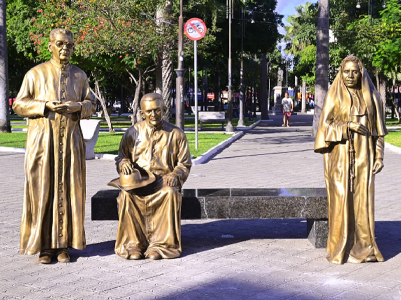 Após restauração, monumentos da Praça Padre Cícero são reinstalados em Juazeiro do Norte