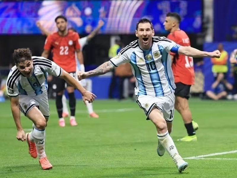 Argentina vira sobre o Egito nos minutos finais e garante vaga nas quartas da Copa