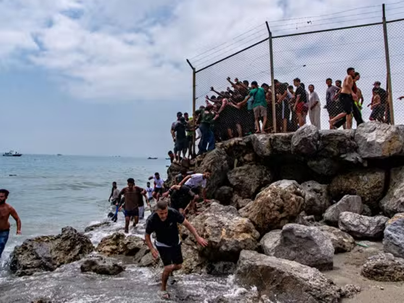 Crise migratória: milhares de marroquinos chegam a nado a Ceuta, e Espanha reforça segurança