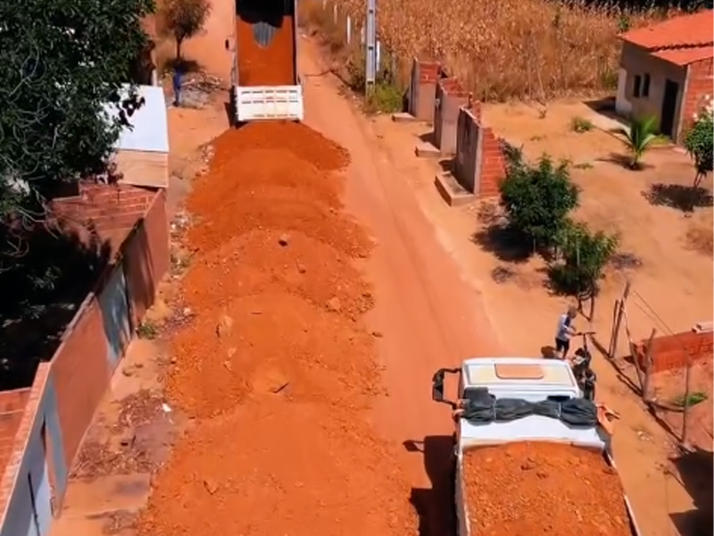 Prefeitura de Araripe inicia obra de empiçarramento em importantes estradas da zona rural