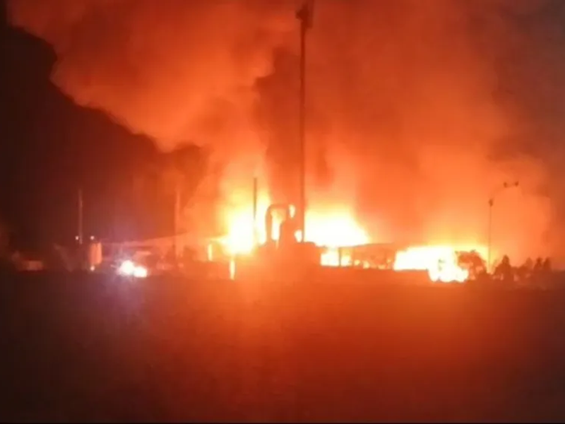 Incêndio de grandes proporções atinge fábrica de produtos de limpeza em Juazeiro do Norte