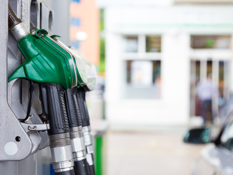 Governo adia fim do desconto na gasolina após alta do petróleo no mercado internacional