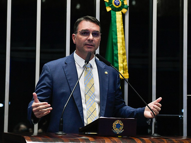 PGR pede que Flávio Bolsonaro seja ouvido em investigação por calúnia contra Lula