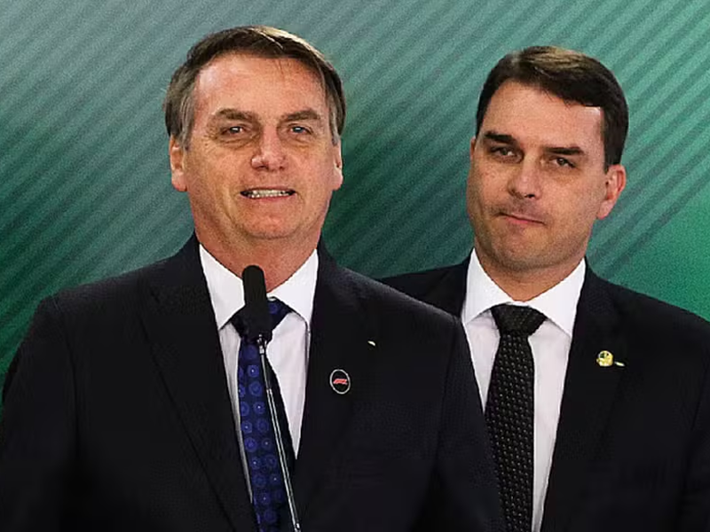 OAB pede a Moraes que Flávio Bolsonaro possa se comunicar com o pai como advogado