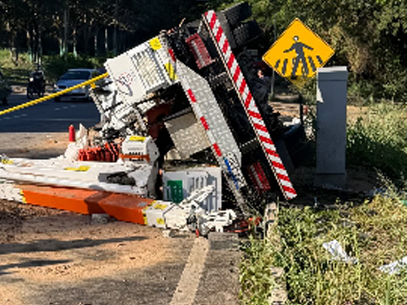 🔴AO VIVO: colisão entre caminhão que presta serviço à Enel e guindaste termina com uma pessoa morta e outras duas gravemente feridas, perto da ladeira da Santa Fé, Crato
