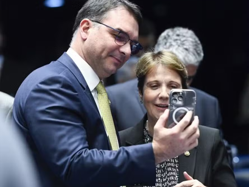 Flávio Bolsonaro diz que seguirá negociando escolha de vice após PP decidir ficar neutro