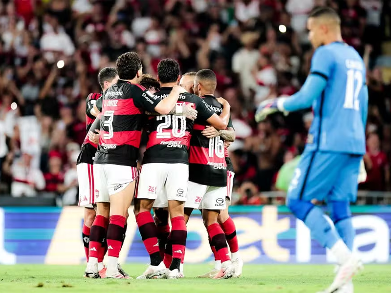 Flamengo aproveita tropeço do Palmeiras e encosta na liderança do Brasileirão; Vasco reage e Inter entra no Z-4