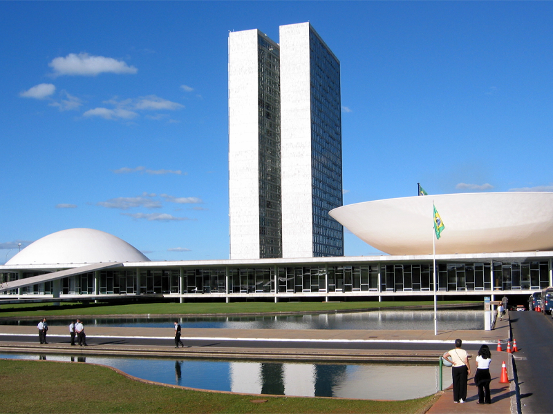 Congresso deve votar fim da escala 6×1, “taxa das blusinhas” e outras pautas nesta semana