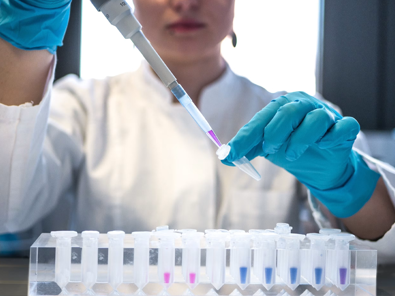 Anvisa atualiza regras para laboratórios e amplia exigências de controle de qualidade