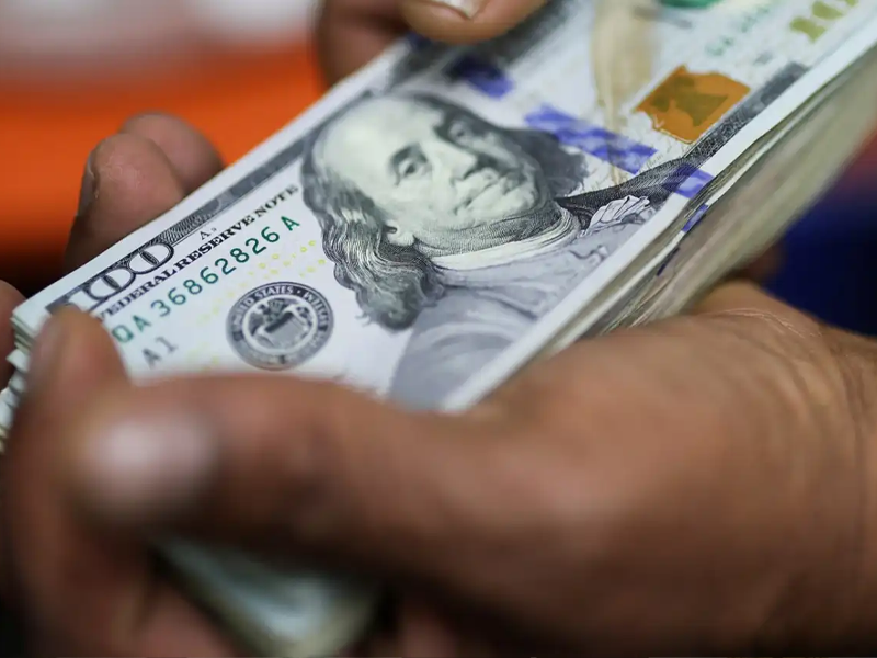 Dólar ronda estabilidade na abertura nesta terça-feira (25), com guerra no Oriente Médio no radar