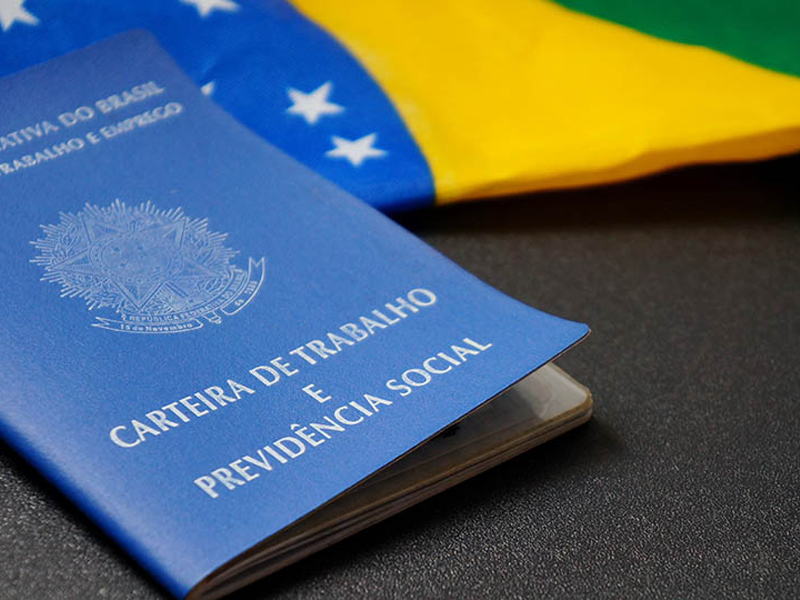 Desemprego cai para 5,3% e população ocupada bate recorde de 103,3 milhões
