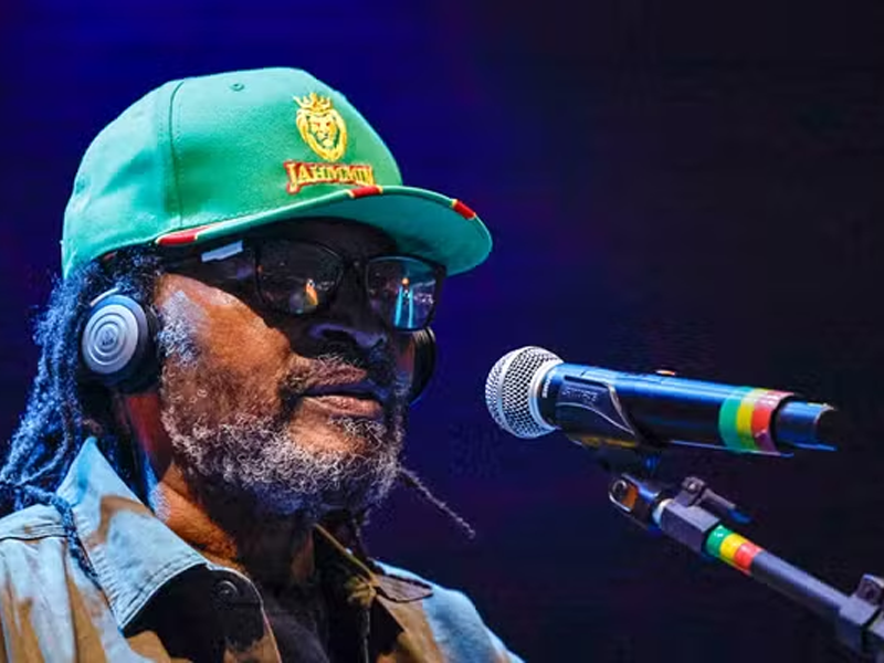 Cantor Edson Gomes é internado em UTI após passar mal depois de show na Bahia