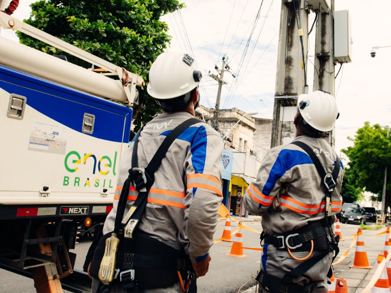 Justiça determina que Enel retire fios soltos e organize cabos em postes de Juazeiro do Norte