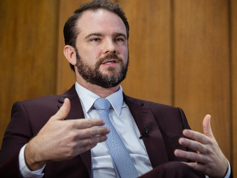 Durigan atribui alta da dívida pública aos juros elevados e nega aumento de gastos do governo