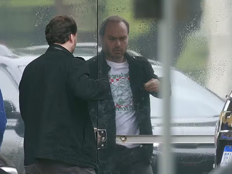 Moraes autoriza Bolsonaro a voltar a receber Carlos e Jair Renan durante prisão domiciliar