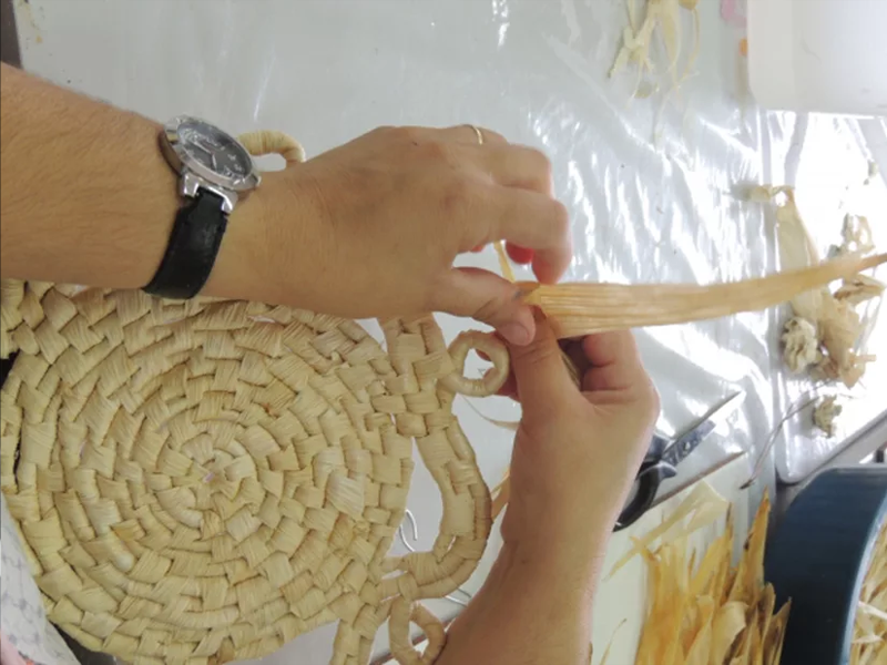 Centro de Artesanato de Juazeiro do Norte retoma oficinas com curso de arte na palha do milho