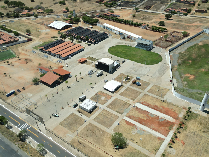 Estrutura da Expobrejo 2026 começa a ser montada no Parque de Eventos Mário Leite Tavares