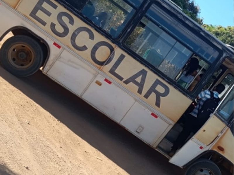 Vídeo: Mudança de transporte deixa estudantes universitários do Guritiba, de Santana do Cariri, esperando à noite em área isolada por ônibus precário