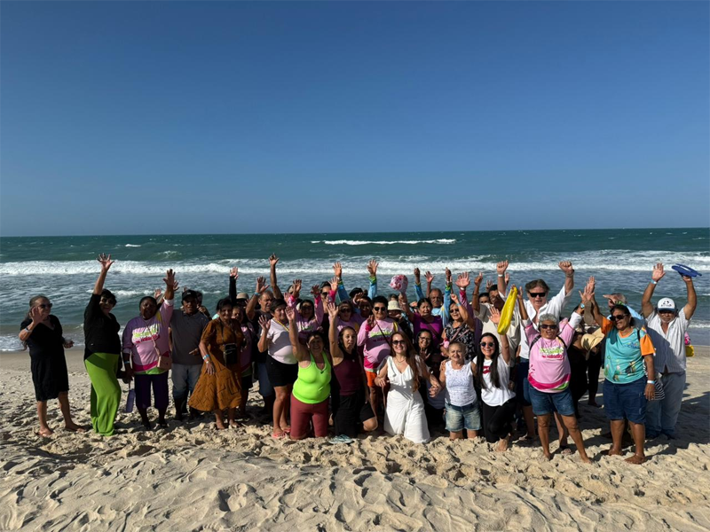 Prefeitura de Farias Brito leva 100 novos idosos para conhecer o mar em passeio a Morro Branco