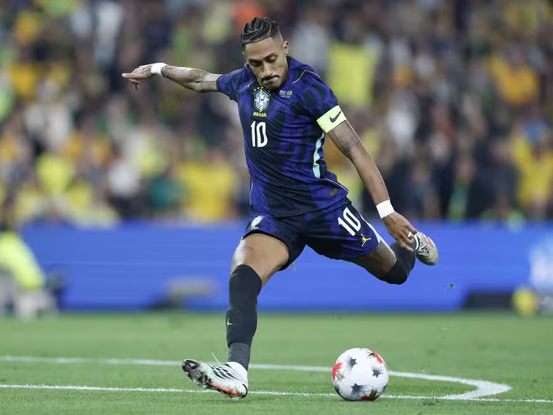Raphinha é cortado da Seleção e retorna ao Barcelona para tratar desconforto na coxa