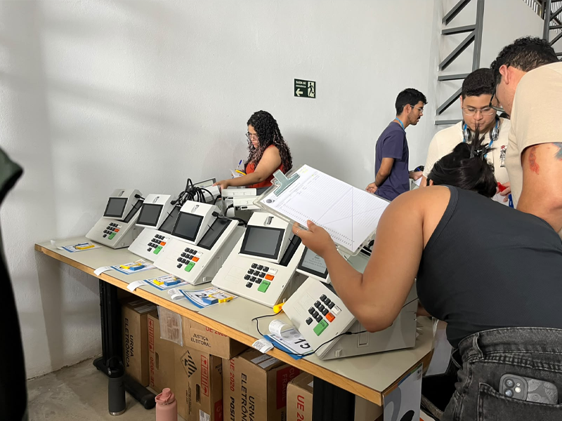 Vídeo: Urnas Eletrônicas de Juazeiro do Norte recebem carga com dados e fotos dos candidatos e são lacradas para o dia da votação