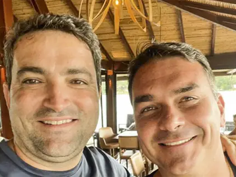 Flávio Bolsonaro usou avião ligado a Vorcaro em viagem de 2025 ao lado de advogado investigado pelo caso do INSS