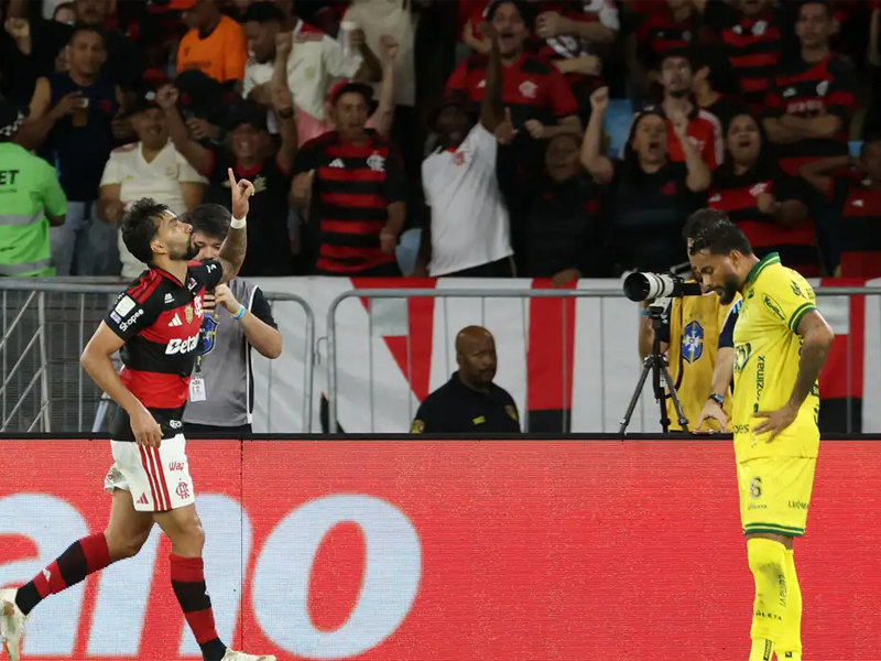 Flamengo vence o Mirassol e fica a um ponto do líder Palmeiras no Brasileirão