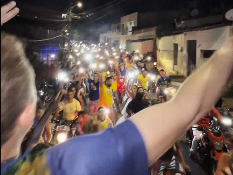 Candidato a deputado estadual Danyel Araújo reúne apoiadores em mobilização de campanha pelas ruas de Baturité