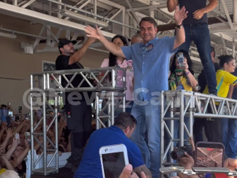Vídeo: Flávio Bolsonaro desembarca no Aeroporto e sobe em carro aberto para participar da motocarreata em Juazeiro do Norte