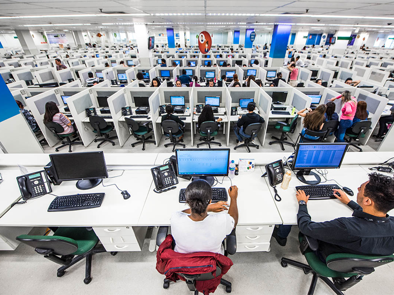 Setor de serviços fica estável em julho e sobe 2,4% em 12 meses