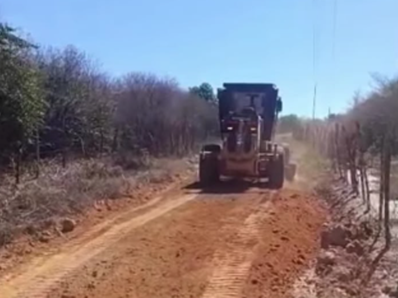 Prefeitura de Araripe intensifica recuperação de estradas vicinais para melhorar mobilidade da população