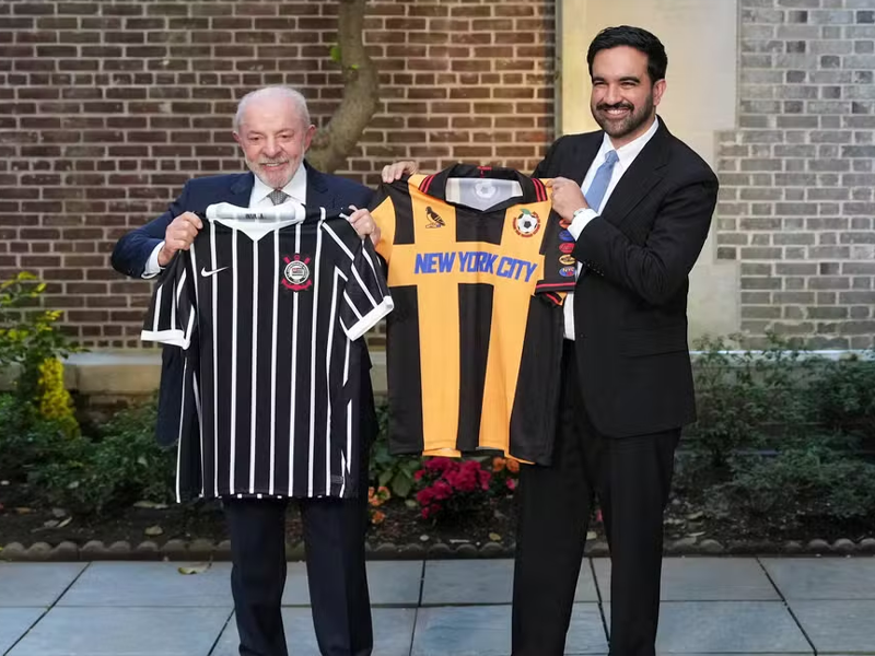 Lula encontra prefeito de Nova York e troca camisas de futebol durante agenda nos EUA