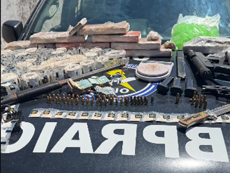🔴AO VIVO: Raio apreende grande quantidade de drogas, armas de grosso calibre e prende suspeito no Alto da Penha, em Crato