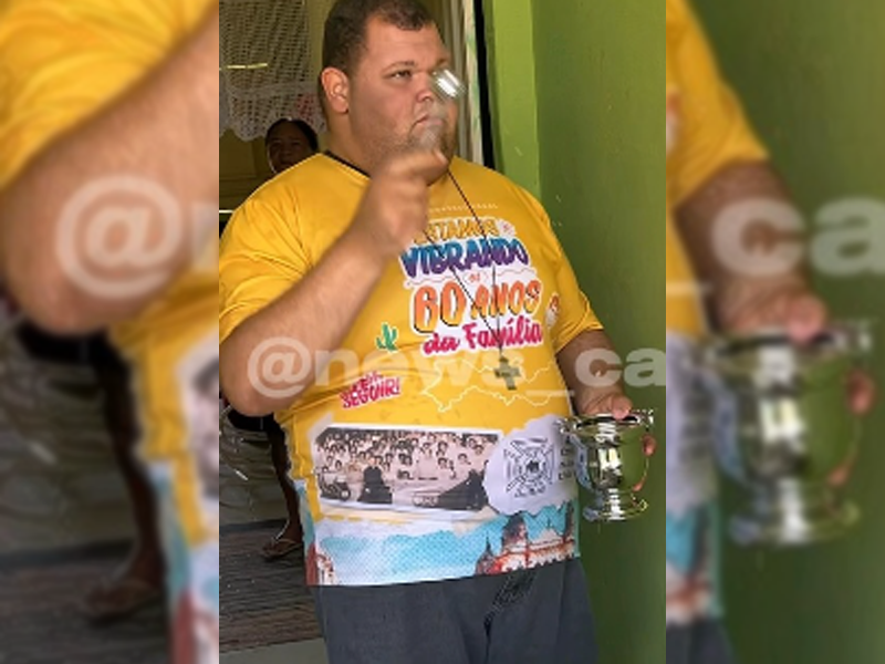 Vídeo: Padre benze casa que vem sendo alvo de arremessos de pedras contra telhado no bairro do Horto, em Juazeiro do Norte