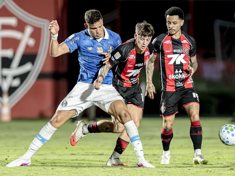 Vitória vence o Grêmio, se afasta do Z-4 e mantém time gaúcho ameaçado no Brasileirão