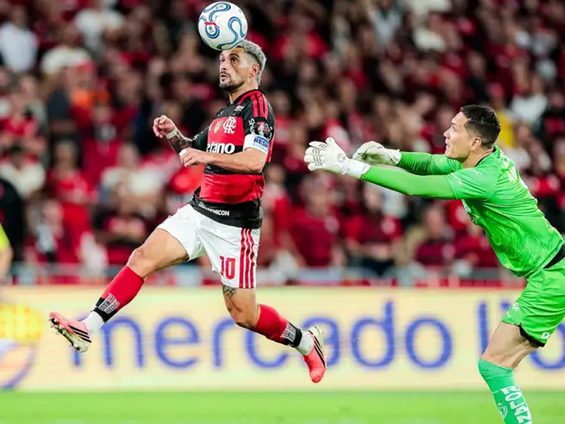 Flamengo sofre com atuação irregular, mas torcida e Arrascaeta garantem vaga na semifinal da Libertadores