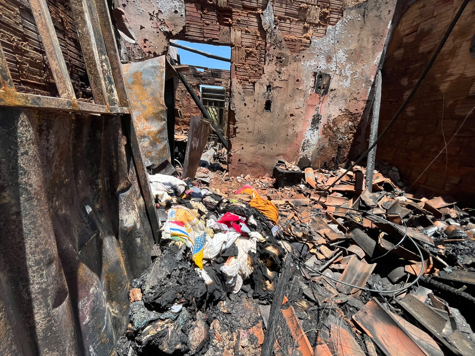 🔴AO VIVO: incêndio destrói residência na Vila Lobo, em Crato, e mulher perde bens, roupas e alimentos