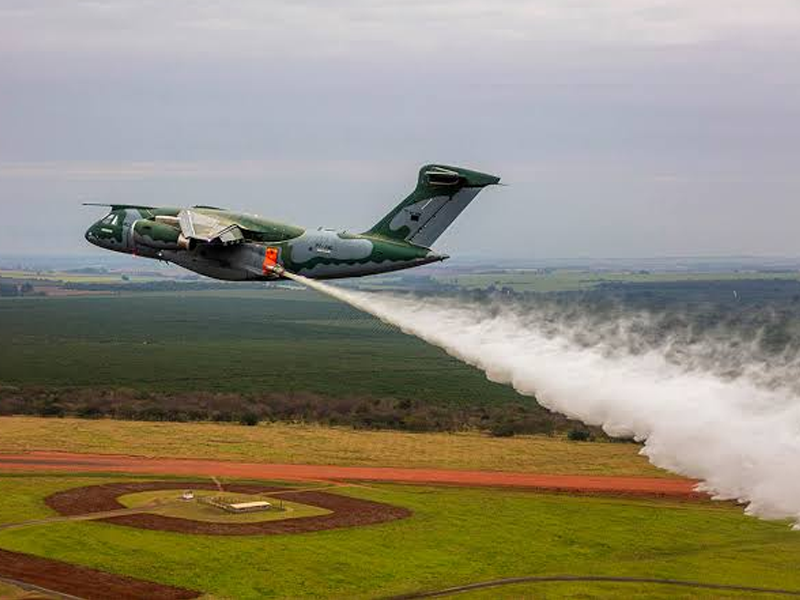 FAB começa a usar aviões KC-390 no combate a incêndios florestais no Amazonas