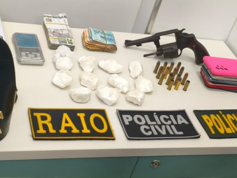 Polícia prende três homens e apreende arma, munições e cocaína em Barbalha
