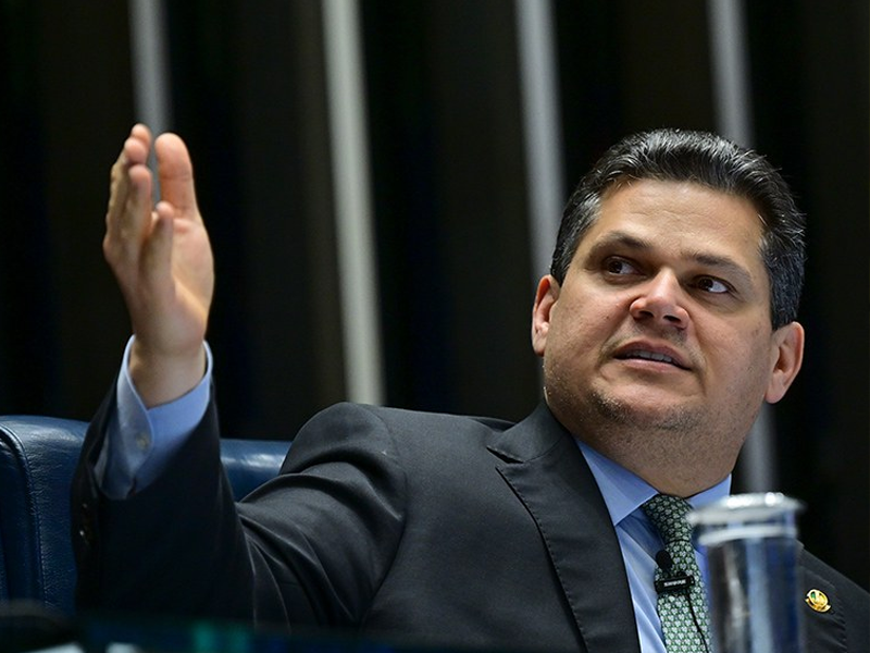 Alcolumbre anuncia promulgação de PECs sobre escala 6×1 e aposentadoria de agentes de saúde