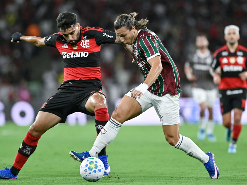 Flamengo vence Fluminense por 1 a 0, mantém liderança e clássico tem protesto contra bets