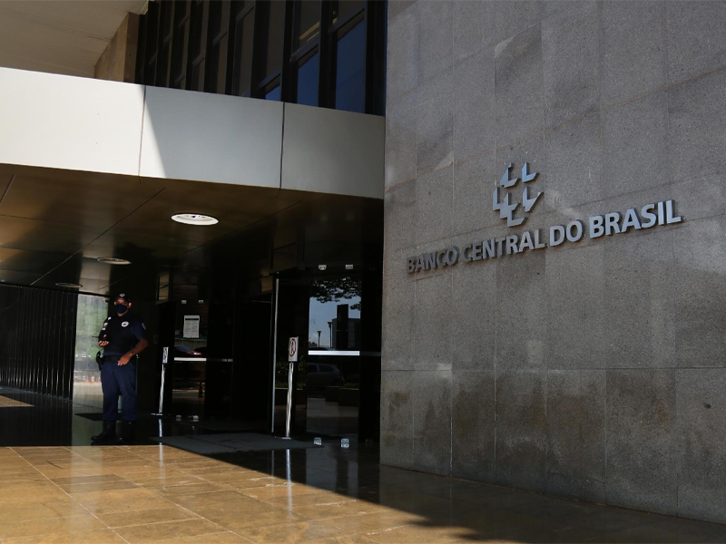 Banco Central estuda limitar concessão de crédito para conter endividamento das famílias