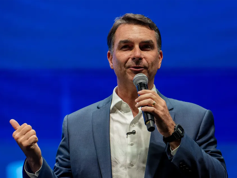 Flávio Bolsonaro confirma presença em debate da Band após Lula anunciar participação