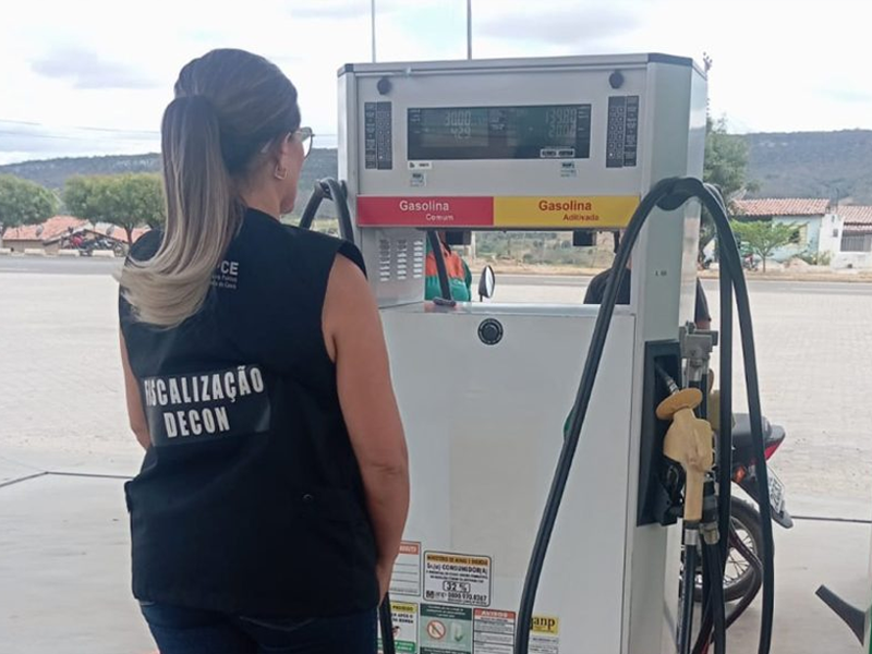 Operação do Decon autua 11 postos de gasolina e 27 estabelecimentos de outros segmentos no Cariri