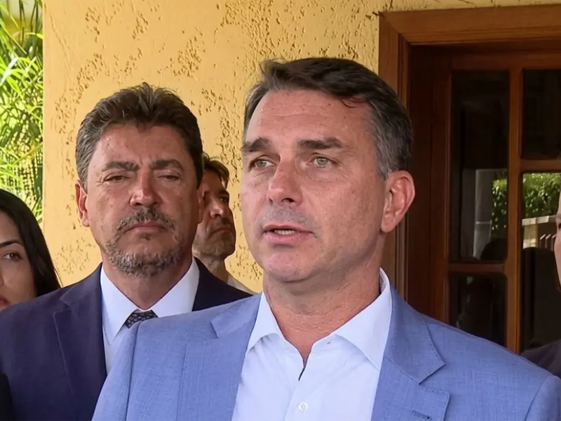 Flávio diz que fala sobre “mudar a Constituição para redemocratizar o país” se referia à reforma do STF e fim da reeleição