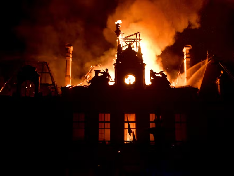 Paris e outras cidades da França decretam toque de recolher após onda de protestos